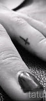 Фотография достойной уже нанесенной на тело татуировки на пальце с крестом для выбора и отрисовывания своего эскиза – вариант