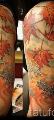 Пример оригинального рисунка в уже нанесенной татуировке клен для материала про значение клена в тату