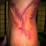фотография татуировки с огненным фениксом