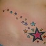 татуировка разноцветные звезды внизу живота девушки