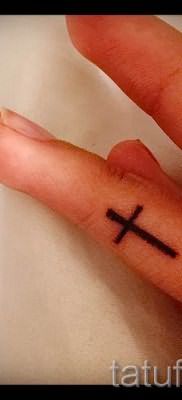 Фотография достойной существующей татуировки на пальце с крестом для выбора и создания своего эскиза – идея