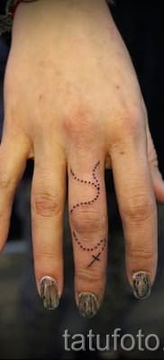 Фото необычной уже нанесенной на тело татуировки на пальце с крестом для выбора и отрисовывания своего эскиза – идея
