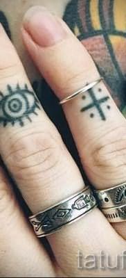 Фотография заслуживающей внимания уже нанесенной на тело тату на пальце с крестом для подбора и создания своего рисунка – идея