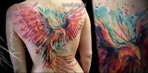 Необычный феникс в татуировке на всю спину