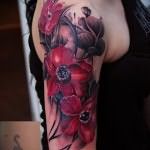 современная татуировка с цветком на плече девушки