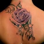 женская татуировка со звездами и розой на спину
