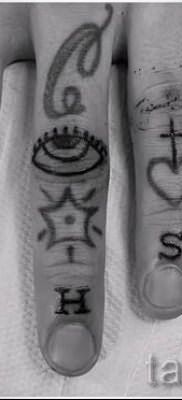 Фото крутой существующей тату на пальце с крестом для подбора и создания своего рисунка – идея