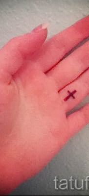 Фото крутой существующей наколки на пальце с крестом для подбора и создания своего эскиза – вариант