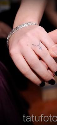 Фотография крутой существующей татуировки на пальце с крестом для выбора и создания своего эскиза – идея