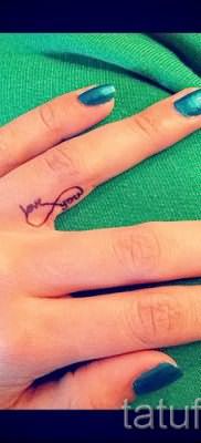 value infinity tattoo on his finger – an example of the finished tattoo in the photo 1