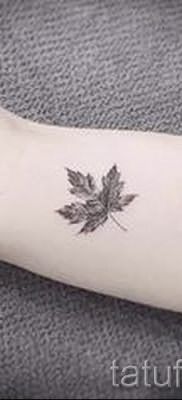 Пример интересного рисунка в готовой татуировке клен для записи про историю клена в нательной живописи