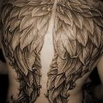Значение татуировки крылья на спине 4