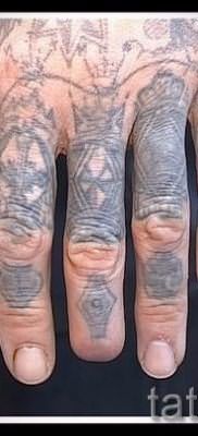 Фото интересной уже нанесенной на тело татуировки на пальце с крестом для подбора и отрисовывания своего рисунка – идея