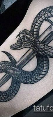 тату меч и змея №443 – достойный вариант рисунка, который хорошо можно использовать для переработки и нанесения как тату меч и змея на ноге