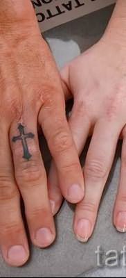 Фотография достойной уже нанесенной на тело татуировки на пальце с крестом для подбора и создания своего эскиза – идея
