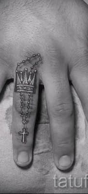 Фото интересной готовой татуировки на пальце с крестом для выбора и отрисовывания своего эскиза – пример