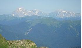 Вид на Фишт-Оштенский массив с вершины г.Ачишхо, Красная Поляна. Слева направо: Фишт (2854), Пшехо-Су (2743), Оштен (2804)