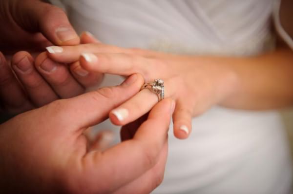 обручальное кольцо на безымянном пальце левой руки