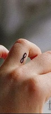 значение тату бесконечность на пальце – пример готовой татуировки на фото 3