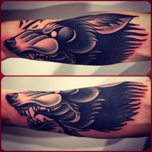 необычное фото татуировки с волком на руке