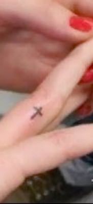 Фото классной уже нанесенной на тело тату на пальце с крестом для выбора и создания своего эскиза – вариант