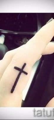 Фотография заслуживающей внимания готовой татуировки на пальце с крестом для выбора и создания своего эскиза – идея