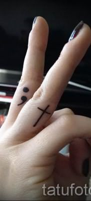 Фотография классной готовой татуировки на пальце с крестом для подбора и отрисовывания своего рисунка – пример