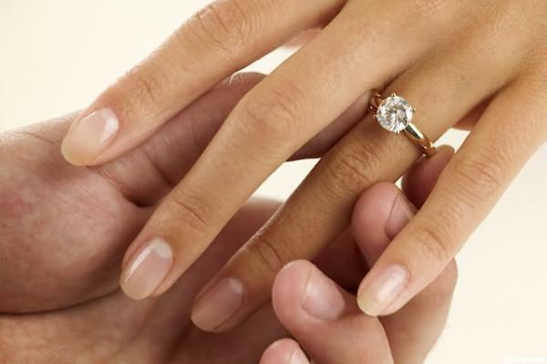 кольцо на безымянном пальце левой руки