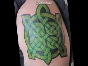 Татуировка черепаха кельтскими узорами