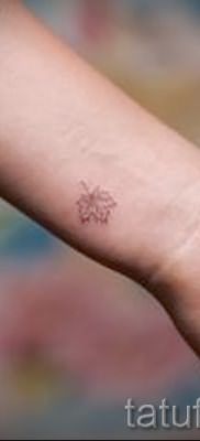 Вариант необычного рисунка в уже нанесенной татуировке клен для записи про толкование клена в татуировке