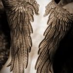 Значение татуировки крылья на спине 5