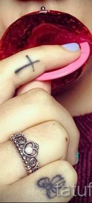 Фото необычной готовой татуировки на пальце с крестом для выбора и отрисовывания своего эскиза – пример