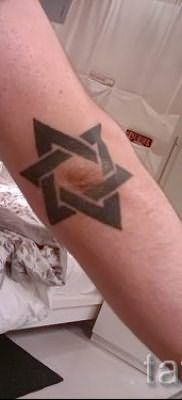 Фото тату звезды на локтях для статьи про значение рисунка татуировки – tatufoto.ru – 34