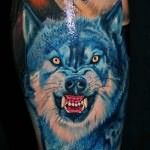 Татуировка скалящийся волк в лесу