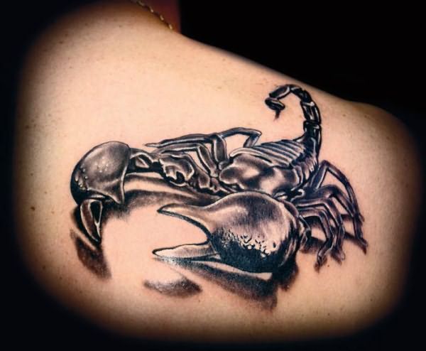 татуировка скорпиона на плече