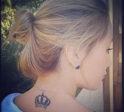 корона татуировка на шее