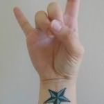 татуировка на руке (в области вен) - рисунок звезда