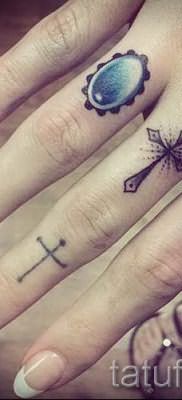 Фото классной уже нанесенной на тело тату на пальце с крестом для выбора и отрисовывания своего эскиза – вариант