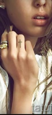 Фотография интересной готовой тату на пальце с крестом для выбора и отрисовывания своего рисунка – пример