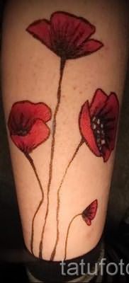 тату мак на ноге – фото для статьи про значение татуировки 1