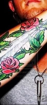 фото тату кинжал и роза пример для статьи про значение татуировки – tatufoto.ru – 17