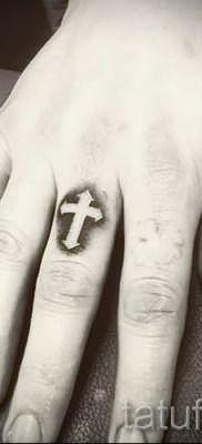 Фото достойной готовой тату на пальце с крестом для подбора и создания своего рисунка – идея