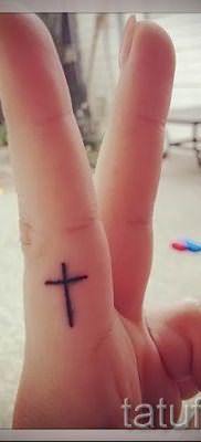 Фото интересной готовой тату на пальце с крестом для подбора и отрисовывания своего эскиза – идея