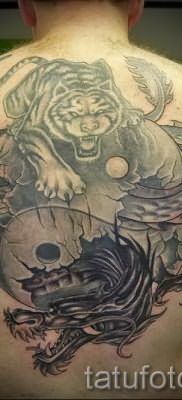 фото тату тигр и дракон для статьи про значение татуировки – tatufoto.ru – 23