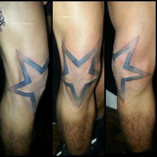 татуировка звезды на коленях 