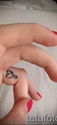 значение тату бесконечность на пальце – пример готовой татуировки на фото 4