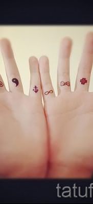 значение тату бесконечность на пальце – пример готовой татуировки на фото 2