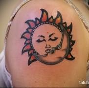 татуировка солнце на плече для девушки