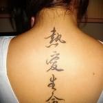 татуировка прописные иероглифы по позвоночнику для женщины