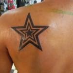 татуировка звезда внутри звезды на лопатке